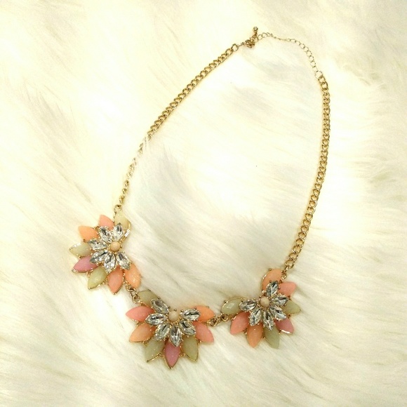 Jewelry - Gorgeous Statement Necklace